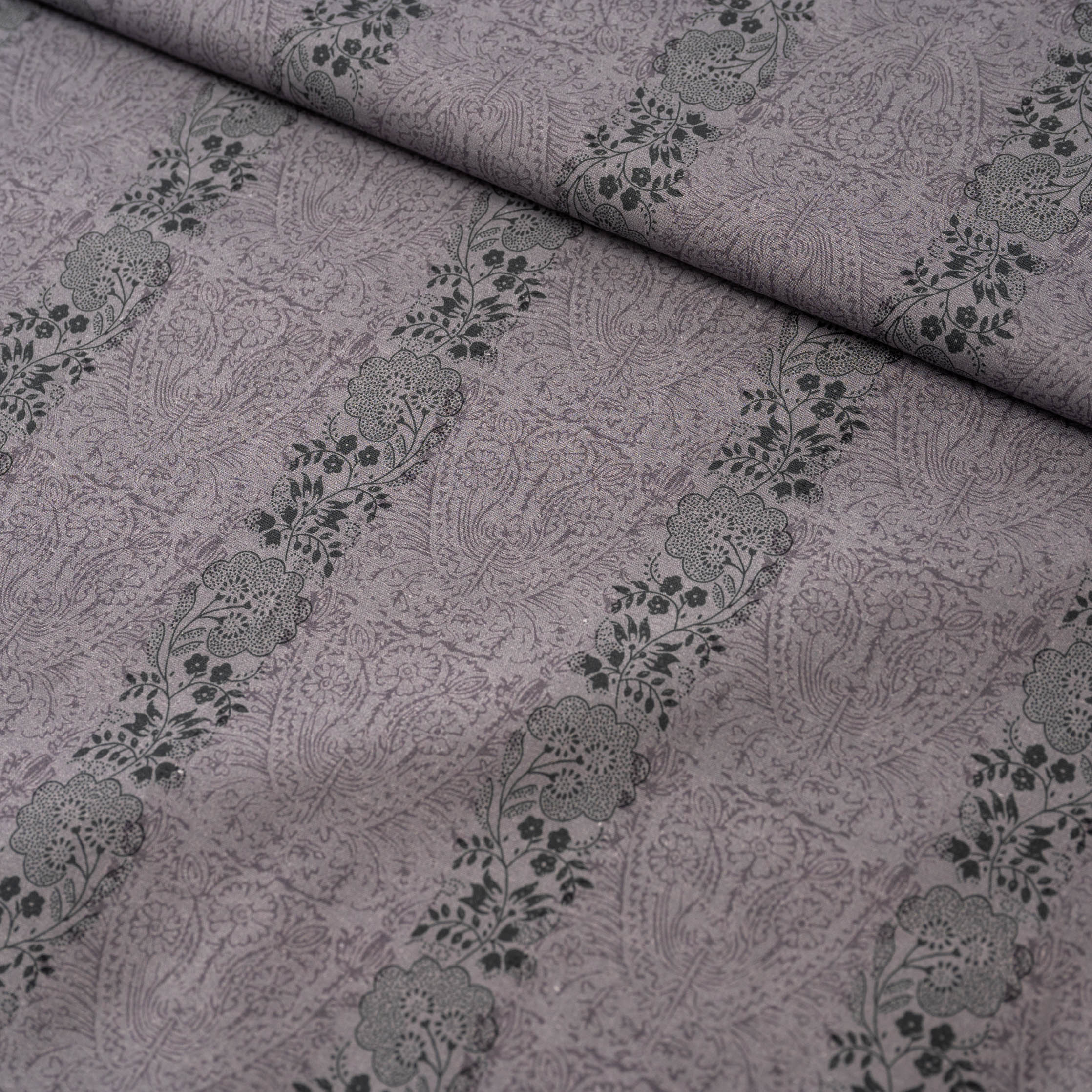 Trachtenstoff Baumwolle Satin Ranken Grau Grün 0,5m