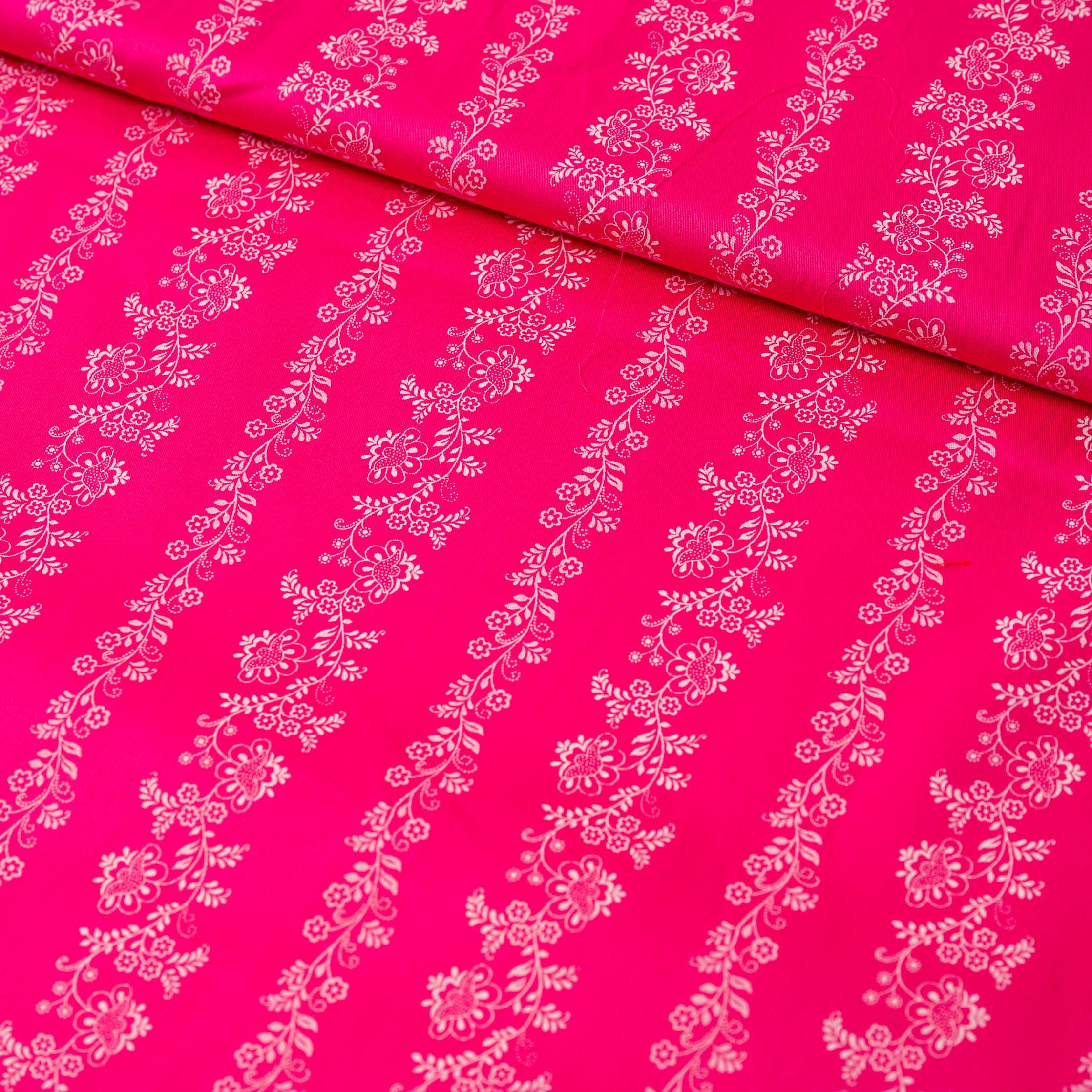 Trachtenstoff Baumwolle Satin Ranken Pink Weiß 0,5m